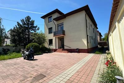 Casă cu 10 camere cu Canalizare în Sisești - 1
