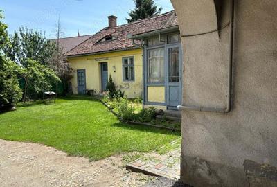 Casa de vanzare cu 2 apartamente in Cisnadie, central. - 1