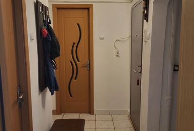 Apartament cu 3 camere semidecomandat în Gura Văii - 1