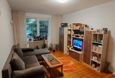 Apartament 4 camere, 2 bai. Blocul este din 1986 parter strada Soldat Croitoru V - 16