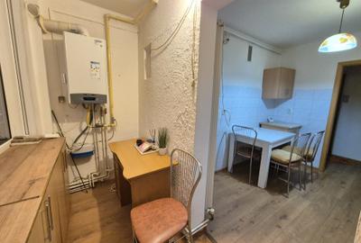 Vanzare apartament 2 camere decomandat etaj intermediar  Str.Carpatilor - 14