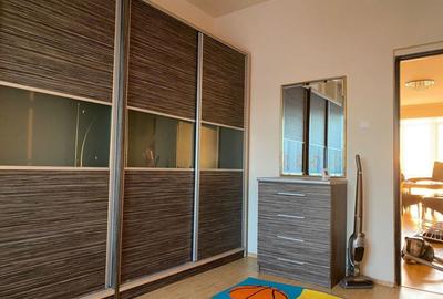 Apartament cu 3 camere decomandat în Metalurgiei