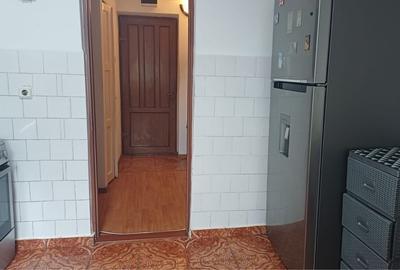Apartament cu 3 camere decomandat în Amara