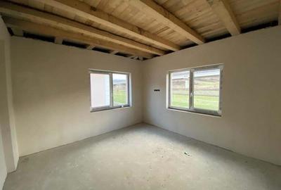 Casă cu 4 camere cu Teren 400 Mp în Luna - 11