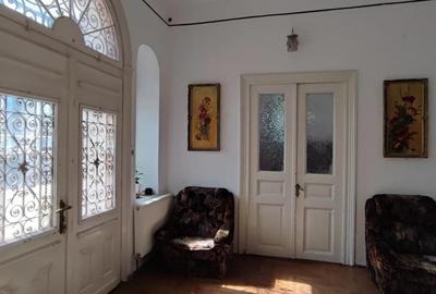 Casă cu 6 camere cu Teren 1250 Mp în Central - 2