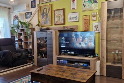 Apartament cu 3 camere semidecomandat, mobilat în Alexandru cel Bun