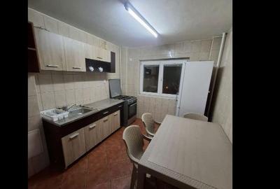 Apartament cu 3 camere decomandat, mobilat în Tei