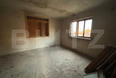 Casa cu anexe si gradina. - 2