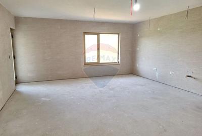 Casă / Vilă la gri aproape gata sa devina " acasa" ! - 7