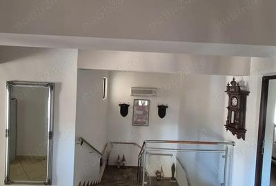 Casă cu 5 camere în Palazu Mare