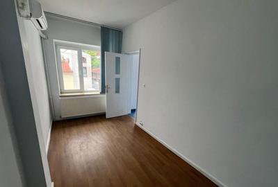 Casă cu 8 camere cu Teren 200 Mp în Banu Manta - 5