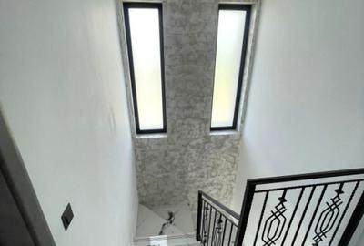 Casă cu 4 camere cu Canalizare în Păulești - 2