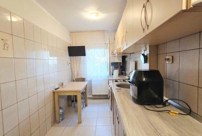 Apartament cu 3 camere semidecomandat în Micro 40 - 1