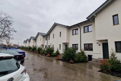 Casă cu 4 camere în Sânandrei