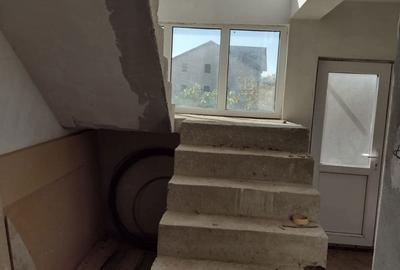 Casă cu 6 camere în Costi - 1