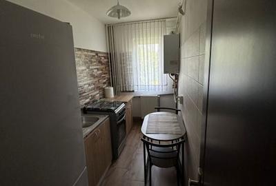 Apartament cu 3 camere semidecomandat în Sărari - 2