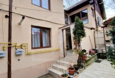 Casă individuală cu 7 camere cu Canalizare în Central - 1