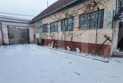 Casă cu 5 camere cu Canalizare în Central - 2