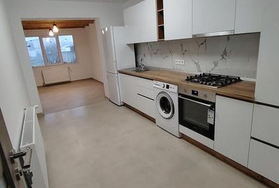 Casă cu Teren 100 Mp în Peretu - 2