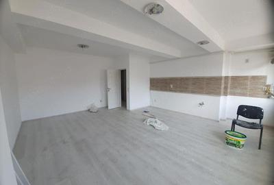 Apartament cu 3 camere decomandat în Tractorul - 2
