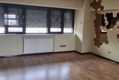 Apartament cu 4 camere semidecomandat în P-ța Victoriei - 1