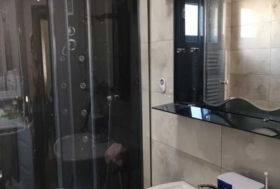 Casă cu 3 camere decomandat în Central