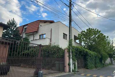 Casă cu 5 camere cu Canalizare în Central