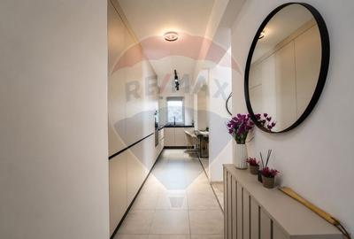 Apartament cu 3 camere semidecomandat, mobilat în Tractorul - 2