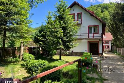 Casă cu 9 camere cu Teren 675 Mp în Central