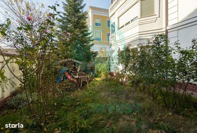 Casă cu 9 camere cu Teren 650 Mp în Central