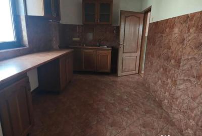 Casă cu 5 camere cu Teren 1600 Mp în Central