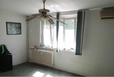 Apartament cu 3 camere semidecomandat în Berceni