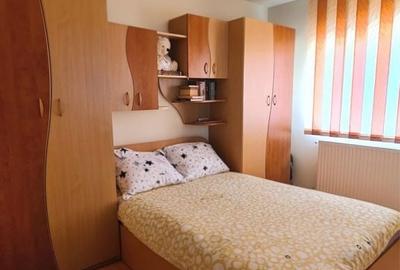 Apartament cu 3 camere decomandat în Micro 12