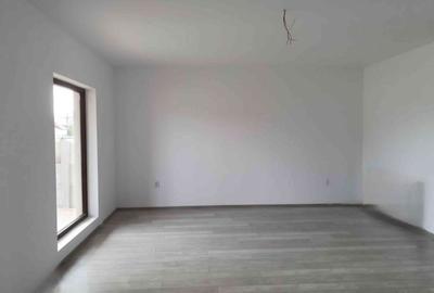 Casă cu 4 camere cu Teren 250 Mp în Malu Mare - 2
