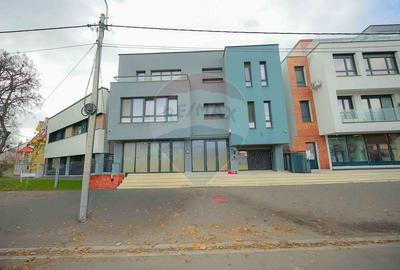 Cladire multifunctionala de vanzare - spatiu comercial + 2 apartamente - 1