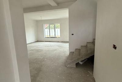 Casă cu 4 camere în Sânmartin