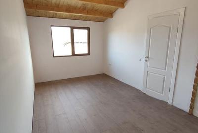 Casă cu 2 camere decomandat cu Teren 606 Mp în Central - 2