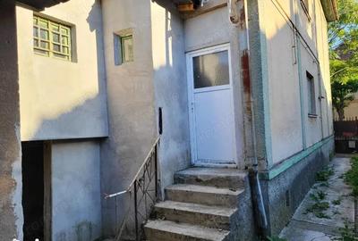 BRASADAS vinde casa cu etaj, partial RENOVATA in zona 14 Mai.