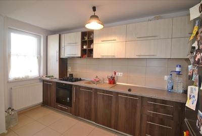 Apartament cu 3 camere decomandat în Tractorul - 20