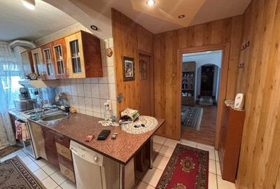 Apartament cu 3 camere semidecomandat în Craiovița Nouă