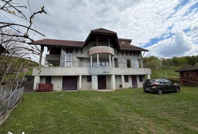 Casă cu 6 camere cu Teren 2681 Mp în Central - 2
