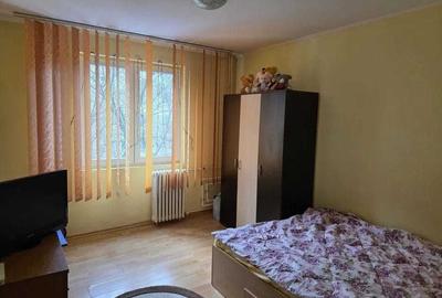 Apartament cu 3 camere decomandat, mobilat în Crângași
