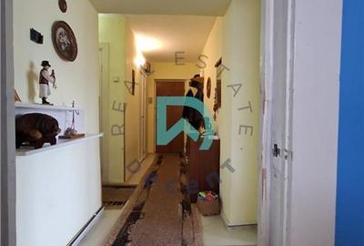 Apartament cu 3 camere semidecomandat în Tractorul - 17
