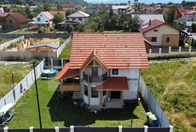 Casă cu 5 camere cu Teren 488 Mp în Cristian