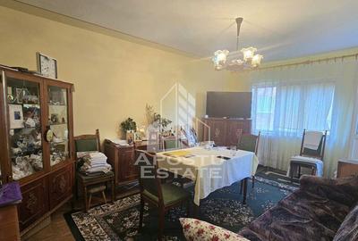 Apartament cu 2 camere, decomandat, etaj intermediar, zon...