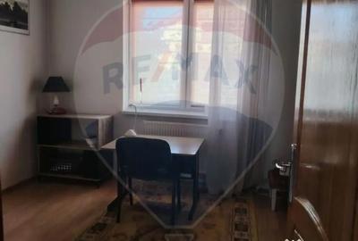 Casă cu 8 camere cu Teren 800 Mp în Central - 2