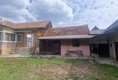 Casă cu 4 camere cu Teren 120 Mp în Almașu - 2