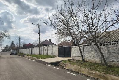 Casă cu 4 camere cu Teren 2500 Mp în Central - 2