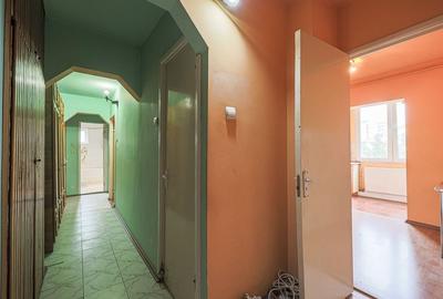 Apartament cu 3 camere decomandat in Zona 300, etaj intermediar - 5