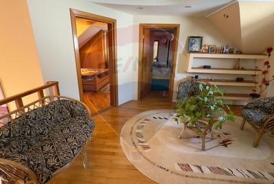 De vanzare 2 Corpuri de Casa si Teren 1388 mp in Geamana, Bradu - 10